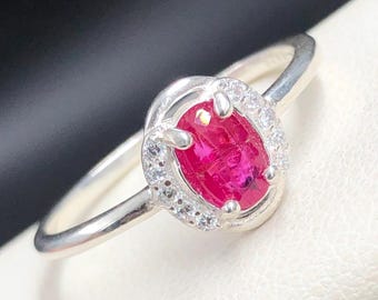 Anillo de plata de ley con rubí natural.