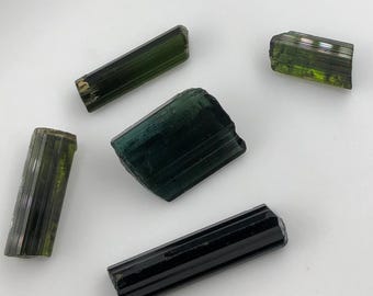 4,79 g di pietre preziose grezze - Lotto di cristalli di tormalina di colori misti: