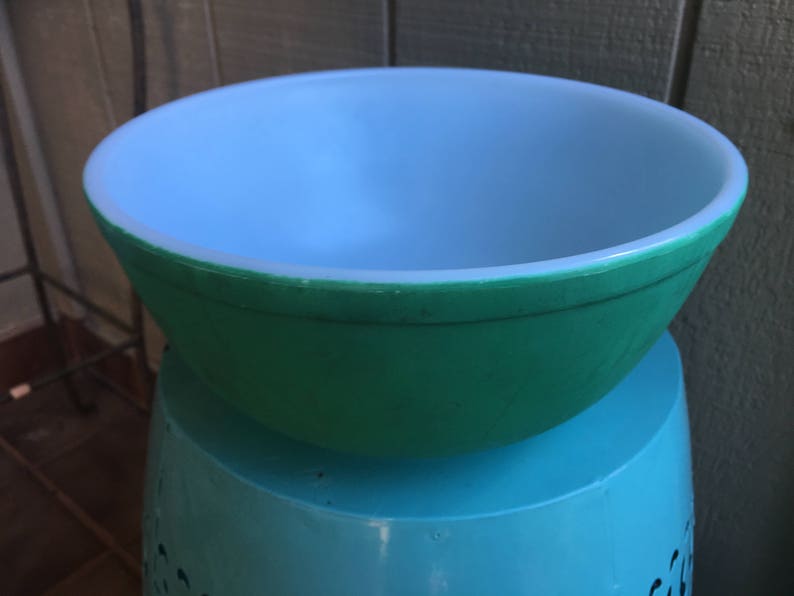Pyrex Vintage Emerald Green 2.5 quarts 1960s