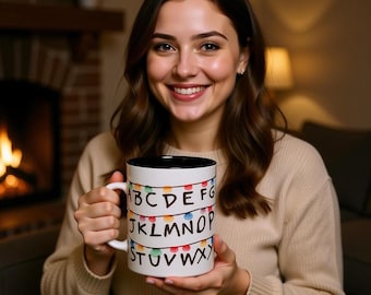 Kaffeetasse mit Akzent (325 ml, 440 ml) – Alphabet Lights Tasse im Stranger-Stil | Retro-Weihnachtstasse der 80er | Geschenk inspiriert von der TV-Serie | Alphabet-Kaffeebecher