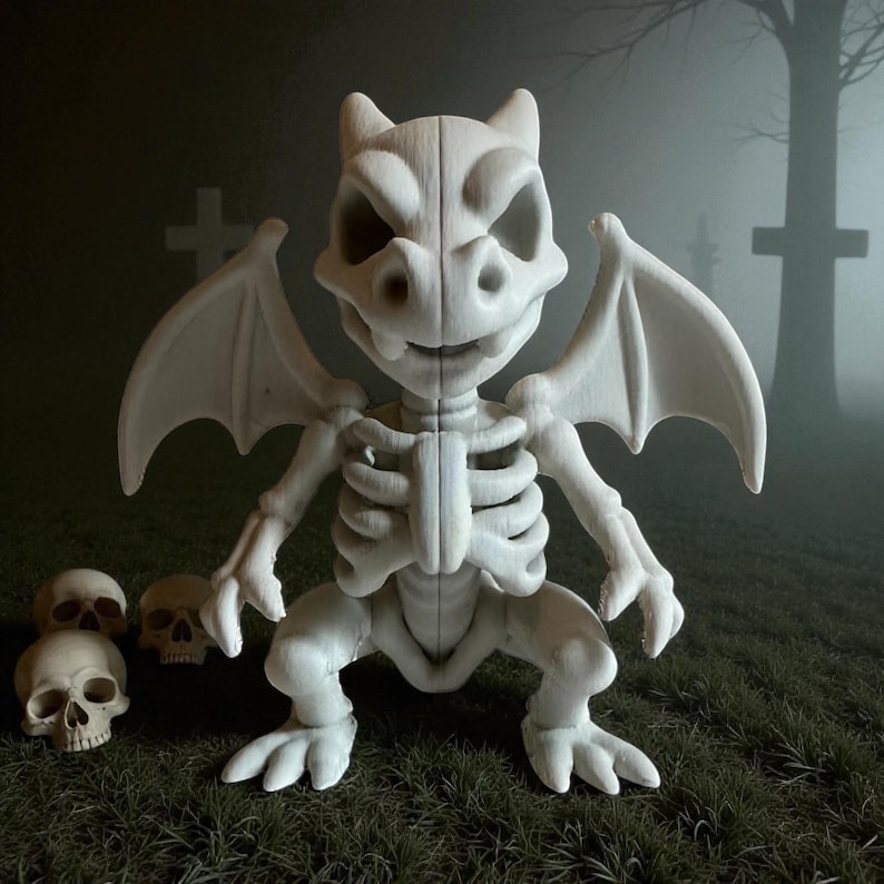 Peut inclure: Une figurine de gargouille blanche stylis&eacute;e avec un design squelettique, des ailes de chauve-souris et une expression mena&ccedil;ante. Trois petits cr&acirc;nes sont positionn&eacute;s &agrave; gauche de la gargouille. L'arri&egrave;re-plan pr&eacute;sente une sc&egrave;ne de cimeti&egrave;re avec des pierres tombales et une atmosph&egrave;re brumeuse.