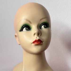 Vintage mannequin head with green eye shadow – mannequin, 60s/70s