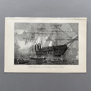 Könnte beinhalten: Schwarz-Weiß-Antiquitäten-Druck, der ein großes Segelschiff zeigt, das an einem Pier angedockt ist, mit zahlreichen kleinen Booten und Menschen drumherum. Das Schiff hat mehrere Masten und Takelage, mit Flaggen und Bannern. Der Druck ist auf gealtertem Papier.