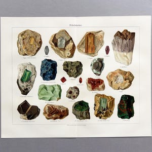 Può includere: Una stampa vintage intitolata "Edelsteine" con una collezione di varie pietre preziose. La stampa presenta una varietà di colori e trame, tra cui marrone, verde, blu e rosso. Le pietre preziose sono disposte in un motivo a griglia su sfondo bianco.