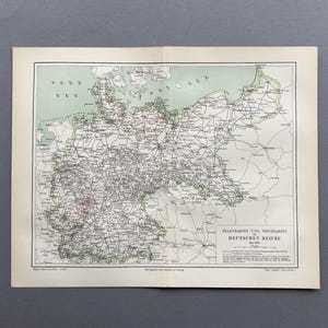 Puede incluir: Un mapa antiguo de Alemania, con redes de carreteras y características geográficas detalladas. El mapa está impreso en papel envejecido con una combinación de colores verde y rojo, e incluye texto en alemán. Es un documento histórico.