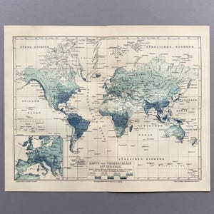 Peut inclure: Une carte du monde de style ancien imprimée sur du papier crème, intitulée Karte der Niederschläge auf der Erde. La carte utilise différentes nuances de bleu pour illustrer les niveaux de précipitations sur les continents, avec un encart de l'Europe.