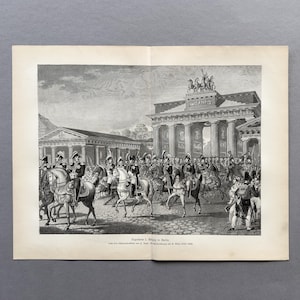 Könnte beinhalten: Ein historischer Schwarz-Weiß-Druck, der eine Prozession von Soldaten auf Pferden vor einem großen Gebäude mit Säulen zeigt. Der Druck enthält Text oben und unten und befindet sich auf cremefarbenem Papier.