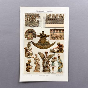 Könnte beinhalten: Ein alter Lithografie-Druck mit dem Titel Terrakotten I (Altertum), der eine Sammlung antiker Terrakotta-Artefakte zeigt. Die Abbildung präsentiert verschiedene Skulpturen, architektonische Friese und Figuren in gedeckten Erdtönen auf weißem Grund.