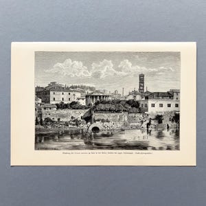 Könnte beinhalten: Ein schwarz-weißer Vintage-Druck, der ein Stadtbild an einem Fluss zeigt, mit einem Rundtempel, einem hohen Glockenturm und Steinmauern. Der Text am unteren Rand lautet: Mündung der Cloaca maxima zu Rom in den Tiber, hinter der Isola, Uebersicht. (Nach Photographie.)