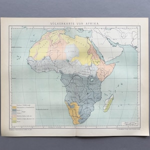 Op de afbeelding: Een vintage papieren kaart getiteld Völkerkarte von Afrika, die het continent weergeeft met kleurgecodeerde regio's die verschillende etnische groepen vertegenwoordigen. De kaart bevat een raster van breedte- en lengtegraden, een legenda en zwarte tekst.