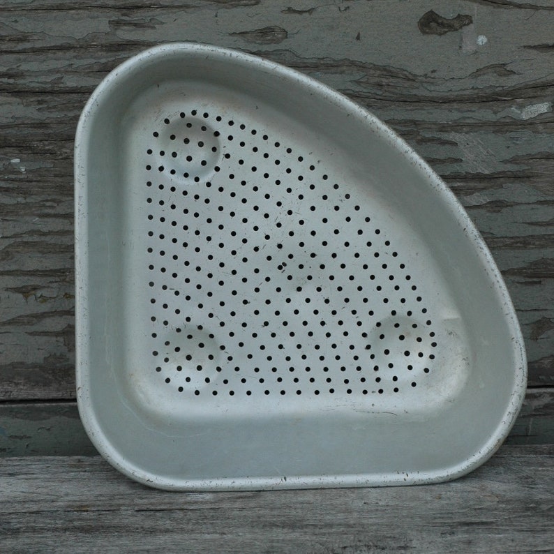 Vintage Mirro Sink Strainer Aluminum Colander Triangle Strainer Industrial Corner Sink Strainer Bar Sink Drainer Insert Rinse Basket