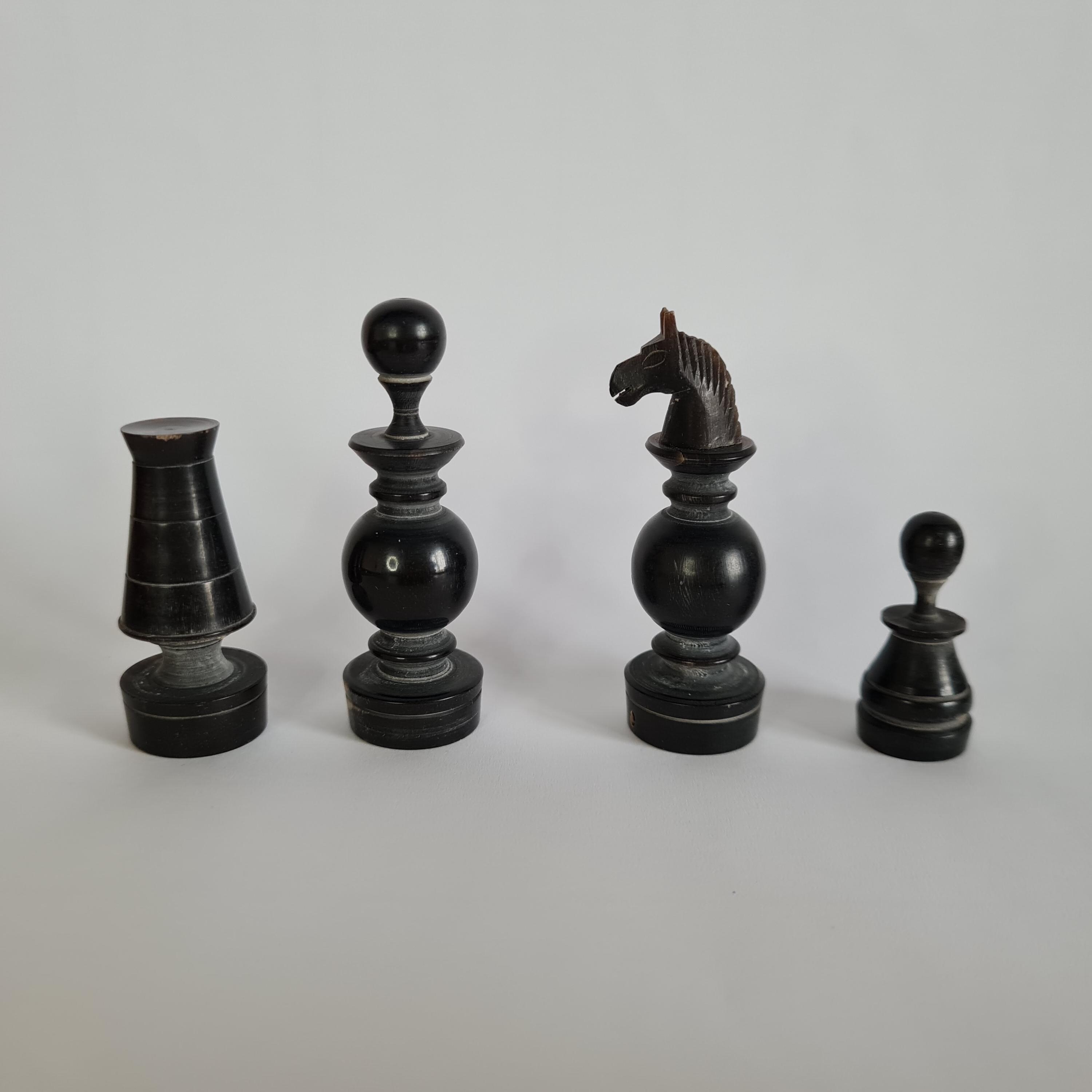 Ensemble de 32 pièces d'échecs médiévaux en plastique Ensemble de jeu d'échecs standard