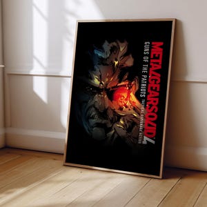 Pu&ograve; includere: Un poster nero e rosso con il titolo "Metal Gear Solid 4: Guns of the Patriots - Tactical Espionage Action". Il poster presenta un primo piano del viso di un personaggio con un occhio rosso.