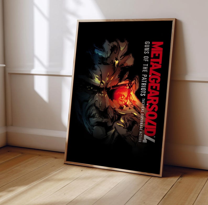 Pu&ograve; includere: Un poster nero e rosso con il titolo "Metal Gear Solid 4: Guns of the Patriots - Tactical Espionage Action". Il poster presenta un primo piano del viso di un personaggio con un occhio rosso.