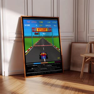 Puede incluir: Un póster de videojuego retro que presenta un coche de carreras pixelado en una pista con una línea de salida y meta. El póster tiene un esquema de color azul, verde, rojo, amarillo y negro. El texto en el póster dice "TOP 19780", "SCORE", "TIME 100", "LAP 0'00", "SPEED Okm", "START", "LO", "Race your Indy car around the Full course before the timer runs out. The first run is the qualifying lap and your starting position is determined by your completion time. Avoid road hazards and other cars as you drive, earning extra time for each completed lap", y "SEPTEMBER 16, 1982".
