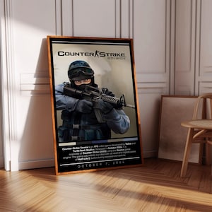 Puede incluir: Un póster para el videojuego Counter-Strike: Source, que presenta a un soldado con un traje táctico azul sosteniendo un rifle. El póster tiene un fondo negro con texto blanco que dice "Counter-Strike Source" y "October 7, 2004".