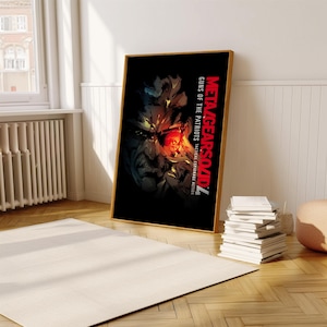 Pu&ograve; includere: Un poster nero e rosso con il titolo "Metal Gear Solid 4: Guns of the Patriots Tactical Espionage Action". Il poster presenta un primo piano del viso di un personaggio con un occhio rosso.