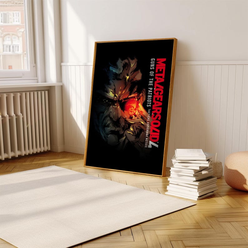 Pu&ograve; includere: Un poster nero e rosso con il titolo "Metal Gear Solid 4: Guns of the Patriots Tactical Espionage Action". Il poster presenta un primo piano del viso di un personaggio con un occhio rosso.