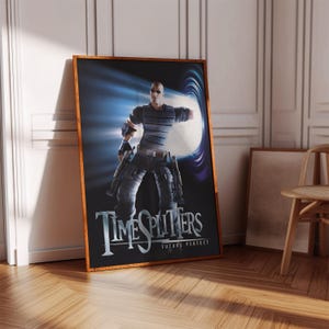 Könnte beinhalten: Ein gerahmtes Poster für das Videospiel TimeSplitters: Future Perfect. Das Poster zeigt einen Charakter in einem dunkelblau-grau gestreiften Hemd, der eine Waffe hält und vor einem wirbelnden blau-violetten Portal steht.