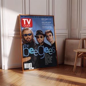 Könnte beinhalten: Ein Vintage-Cover des TV Guide Magazins mit einem Foto der Bee Gees, einer beliebten Musikgruppe. Das Cover ist datiert auf den 20. bis 27. April 2001 und trägt die Überschrift "The Bee Gees Live, Talking with the Brothers Gibb about their music, their age special and staying alive."