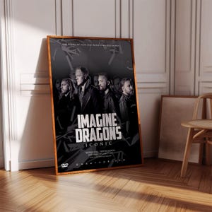 Op de afbeelding: Een DVD-hoes met een zwart-witte afbeelding van de band Imagine Dragons. De tekst op de hoes luidt "The story of how one band changed music", "Imagine Dragons", "Iconic", "Refreshing, Inspirational, Informative, Must See", en "Unauthorized".