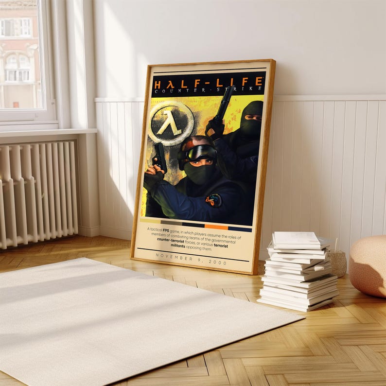 K&ouml;nnte beinhalten: Ein Vintage-Poster f&uuml;r das Videospiel Half-Life: Counter-Strike. Das Poster zeigt einen gelben Hintergrund mit einem schwarz-wei&szlig;en Logo des Spiels. Zwei Figuren in schwarzer taktischer Ausr&uuml;stung halten Waffen und schauen den Betrachter an. Der Text auf dem Poster lautet "Half-Life Counter-Strike" und "November 9, 2000".