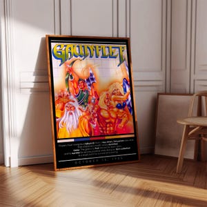 Könnte beinhalten: Ein Vintage-Poster für das Arcade-Spiel Gauntlet, mit einer farbenfrohen Illustration von vier Charakteren in einer Fantasy-Umgebung. Das Poster enthält den Titel des Spiels, das Erscheinungsdatum und eine kurze Beschreibung des Gameplays.