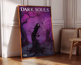 Puede incluir: Un póster para la serie de cómics Dark Souls: Tales of Ember. El póster presenta un fondo morado oscuro con una mujer con un vestido negro y un bastón. La mujer está de pie en un bosque con árboles y enredaderas. El texto "Dark Souls" y "Tales of Ember" está impreso en blanco en el póster.