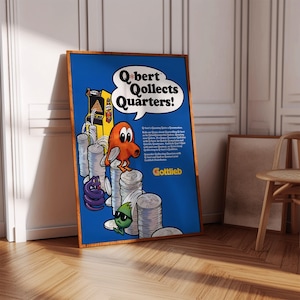 Könnte beinhalten: Ein blaues und weißes Poster mit einer Comicfigur namens Q*bert, die Quarters sammelt. Das Poster zeigt den Text "Q*bert Qollects Quarters!" und das Gottlieb-Logo.