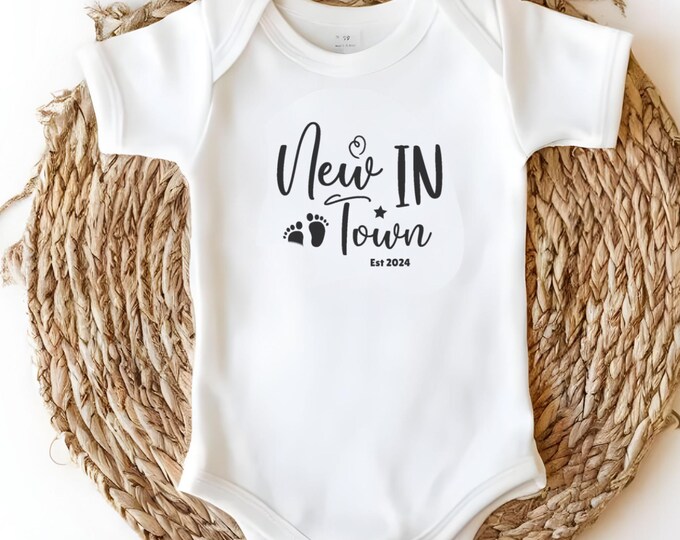 I believe you are expecting me - Cute newborn onesie, 'New In Town' design for baby shower gift, coming home outfit, expecting moms