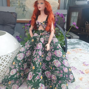 Conjunto de muñeca hecho a mano: falda, top y sombrero para el sol