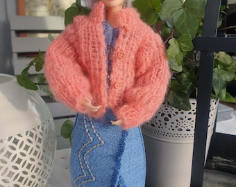 Hecho a mano, un suéter tejido a mano, una falda de jeans azules y un top azul para muñecas