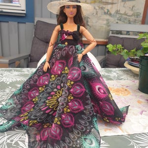 Conjunto de muñeca hecho a mano: falda, top y sombrero para el sol