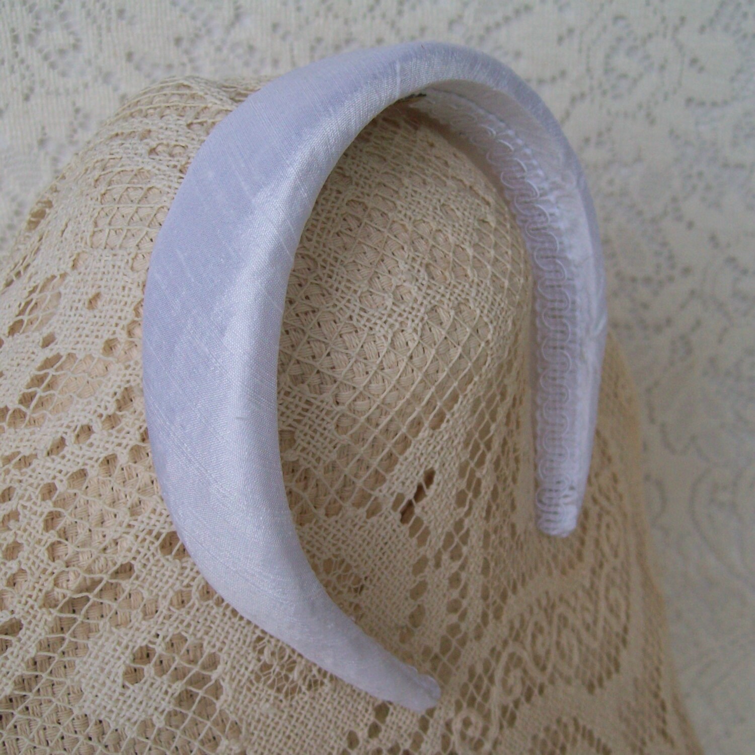 THICK HEADBAND IN WHITE SILK GOLD LOGO 241200