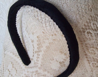 Puede incluir: Una diadema de terciopelo negro con un diseño sencillo. La diadema está hecha de un material suave y cómodo y es perfecta para añadir un toque de elegancia a cualquier atuendo.