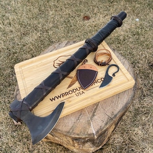 Hacha vikinga forjada a mano: Hacha de camping negra con funda de cuero.