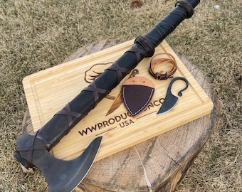 Hacha vikinga forjada a mano: Hacha de camping negra con funda de cuero.