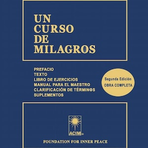 Puede incluir: Una cubierta de libro azul con el título "Un Curso de Milagros" en texto amarillo. El libro es una segunda edición e incluye un prefacio, texto, ejercicios, un manual para el maestro, aclaración de términos y suplementos. El libro es publicado por la Fundación para la Paz Interior.