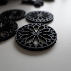 Lot de 4 dessous de verre en PLA noir, imprimés en 3D, inspirés des cathédrales, pour une décoration intérieure gothique ou une idée cadeau sombre.