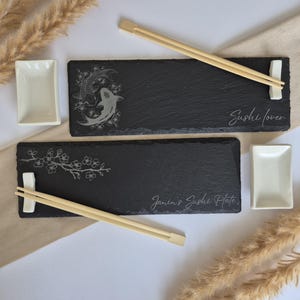 Personligt serveringsfat i skiffer – Graverat sushiset inklusive skål och ätpinnar | Presentidé | Set om 1, 2 eller 4
