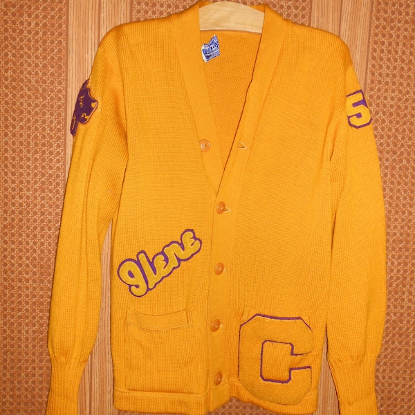 Suéter universitario vintage de los años 50, estilo letterman, estilo Scottie Dog, cárdigan para mujer, Ilene, de Yearite. Cárdigan de lana, Big C, morado y dorado.