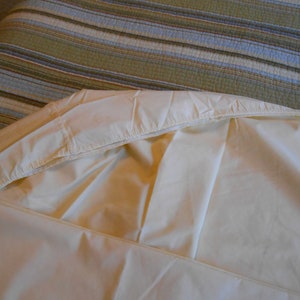 Vintage king fitted sheet, Softest ever, needs new elastic, worth it! Soft pale yellow