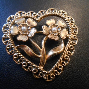 Vintage gold heart and daisy brooch with white pearl accents/Valedntines day