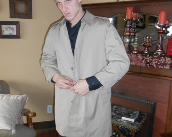 Vintage London Fog Maincoats quilt lined single breasted men's trench coat. 42 Reg