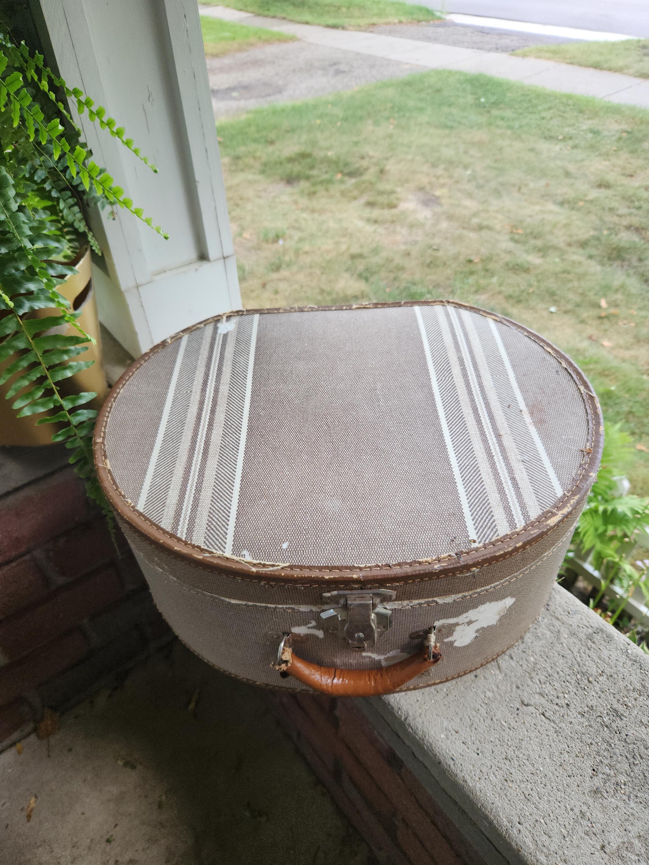 Antique French Shops Hatbox - Cream and Gray Antique French Hat Boxes - Thrifty Style Team - 2 Bees in a Pod main image 4