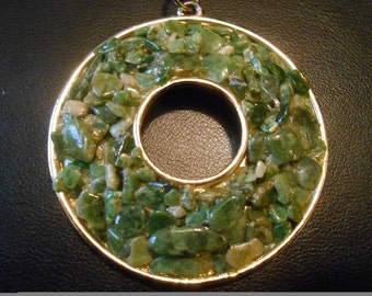 Vintage Lisner pendant/necklace with Aventurine Crystal Chips