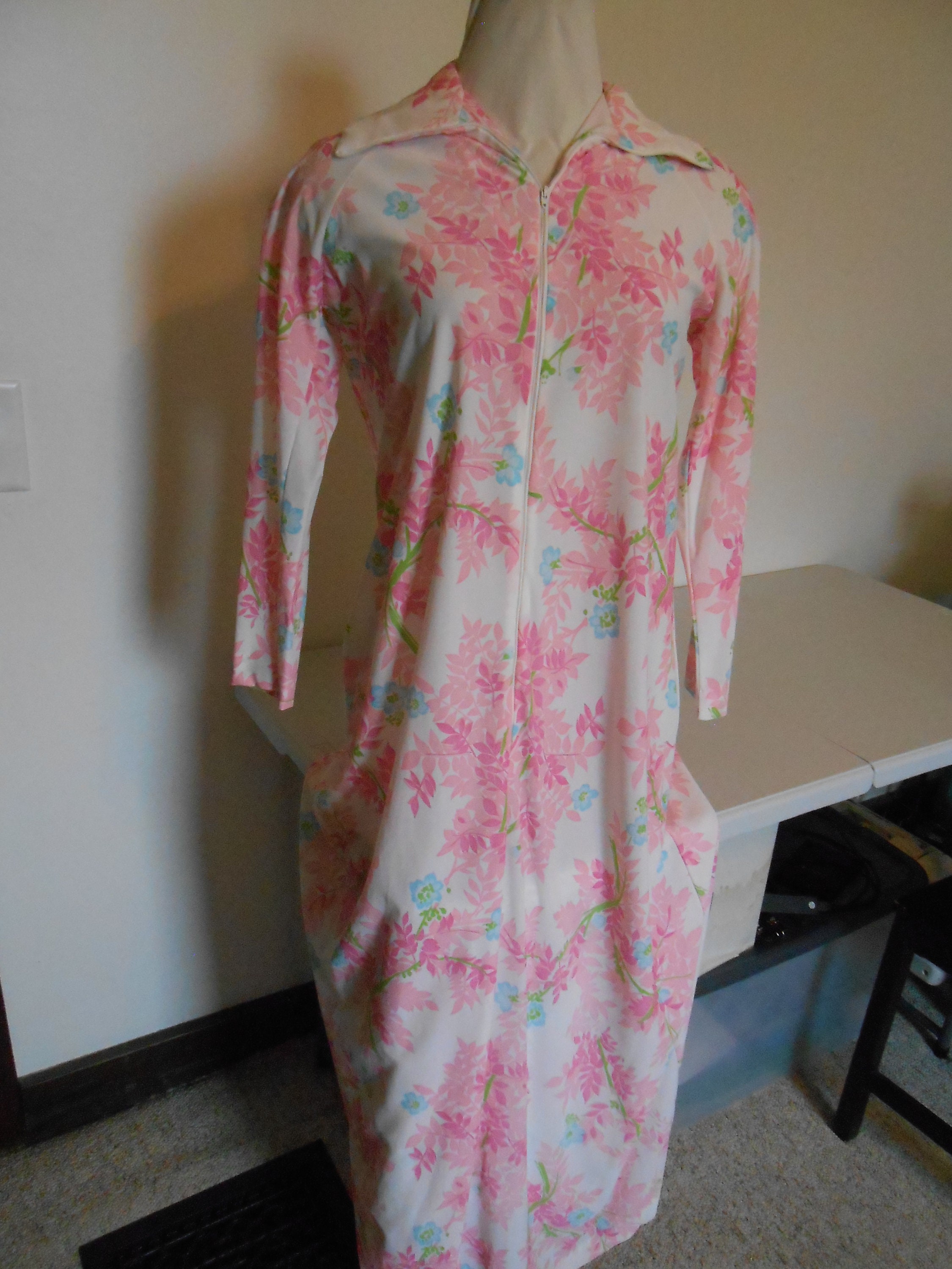 Vintage Atkins Nylon Zipper robe, Shades of pink, Size Small, maxi Robe. Silky Nylon, Pink leaves