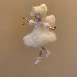 Ange feutré à l’aiguille, inspiré de Waldorf, ange feutré, fée feutrée, ange de Noël, décor d’arbre de Noël, cadeau de Noël, robe blanche, ange