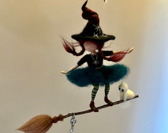 Nadelgefilzte Hexe, Waldorf inspiriert, gefilzte Puppe, gefilzte Hexe, Hexe, Filzen, Halloween-Dekoration, Hexe auf einem Besen, Hexe mit Geist