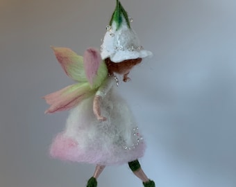 Nadelgefilzte Fee, Waldorf inspiriert, gefilzte Fee, Wollfee, Wollpuppe, Wollkunst, Kunstpuppe, Blumenfee, weißes Kleid, weiß rosa, Fee